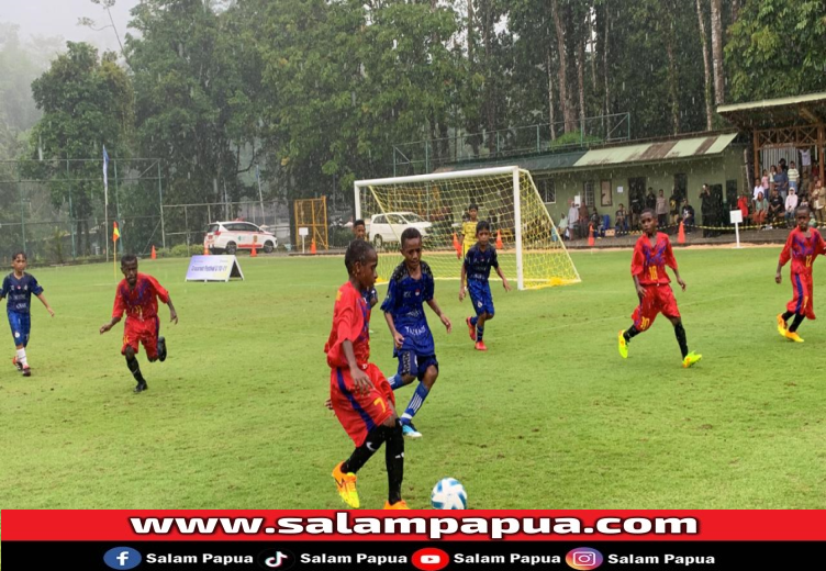 Suasana pertandingan usia dini yang digelar PTFI dan Persemi Mimika di Kuala Kencana, Minggu (27/10/2024) (Salampapua.com/Evita)