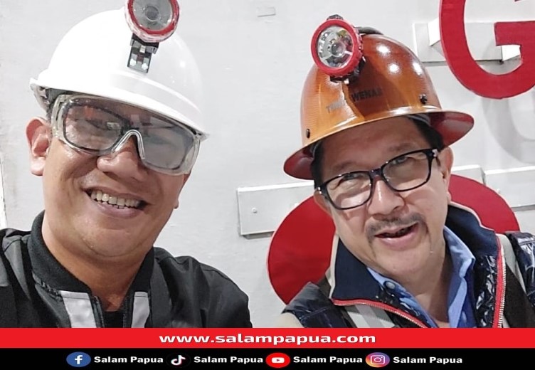 Presdir PT Freeport Indonesia Tony Wenas bersama Pemred salampapua.com saat berada di depan Gereja Oikumene Soteria yang merupakan gereja terdalam milik PTFI (salampapua.com/Jimmy)