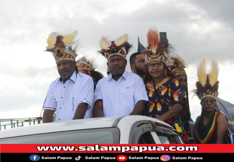 2. Pasangan Calon Bupati dan Wakil Bupati Kabupaten Nduga, Provinsi Papua Pegunungan, Dinar Kelnea dan Yoas Beon sedang menuju ke Kantor KPU Nduga untuk mendaftar, Kamis (29/8/2024) (Dokumen Dinard-Yoas)
