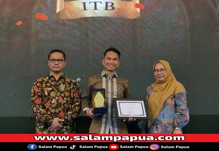 SVP Geo Engineering & Environmental PTFI Ardhin Yuniar (tengah) mewakili PTFI menerima penghargaan yang diserahkan Direktur Ditmawa ITB, D.Arch. G. Prasetyo Adhitama,S.Sn,M.Sn (kiri) (salampapua.com/Foto Corp.Comm PTFI)