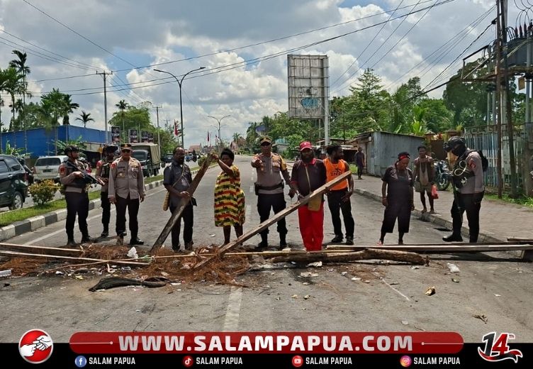 Sengketa Tanah Diserahkan Ke LEMASA, Warga Buka Blokade Jalan Depan Perumahan Pemda Timika