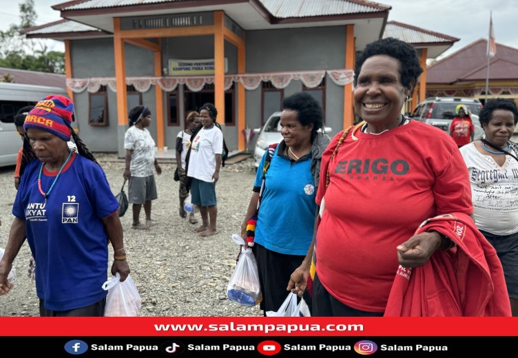 Mama-mama peserta kegiatan edukasi peduli stunting selesai mengikuti kegiatan yang diikuti selama 6 bulan di Balai Desa Tioka Kencana, Distrik Kuala Kencana (salampapua.com/Foto Corp.Comm PTFI)