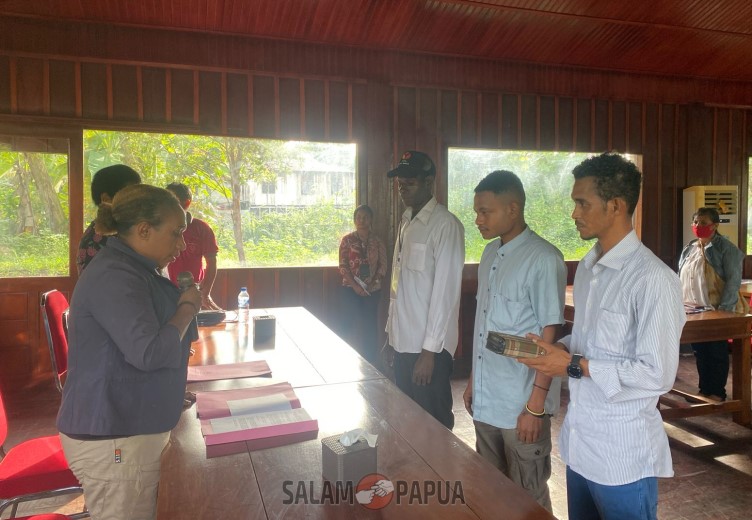 Pengawas TPS Distrik Mimika Tengah Dilantik