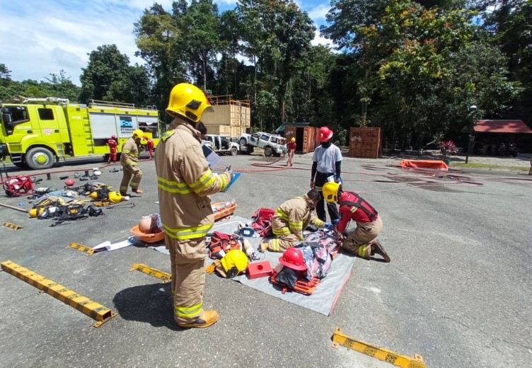 Tim EP&R PTFI saat melakukan cek peralatan di Kuala Kencana Timika sebagai persiapan mengikuti kompetisi IFRC ke-20 di Banjarmasin (Foto:Corp.Comm PTFI)