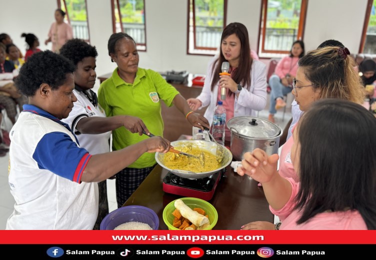 Pelatihan membuat makanan bergizi untuk mencegah stunting, memberikan kesempatan kepada peserta untuk praktik langsung memasak (salampapua.com/Foto Corp.Comm PTFI)