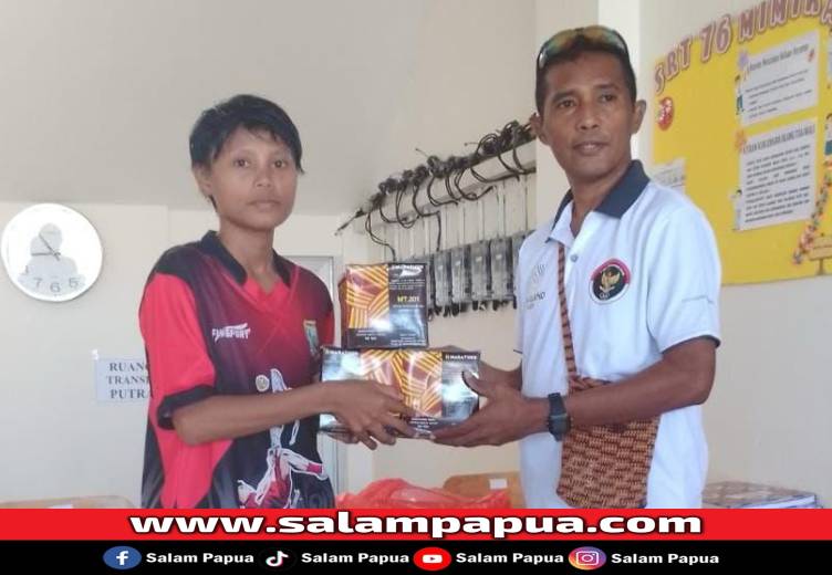 Tingkatkan Minat Takraw, PSTI Mimika Beri Tiga Bola Untuk Pelajar Sekolah Rakyat Timika