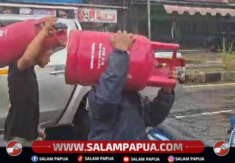 200 Tabung LPG Ludes Dalam Hitungan Jam, Warga Timika Antre Di Tengah Hujan