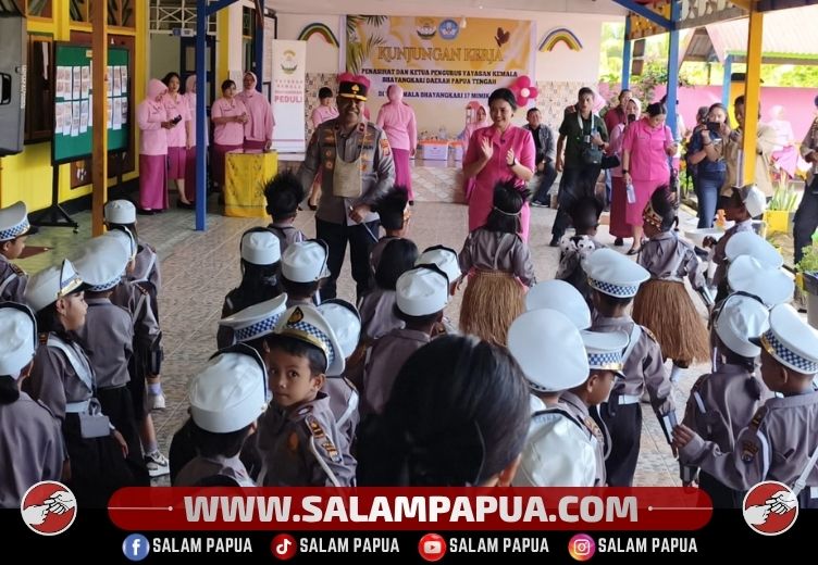 Kapolda Papua Tengah Brigjen Pol. Jermias Rontini bersama Istri saat berada di TK Kemala Bhayangkari (salampapua.com/Acik)