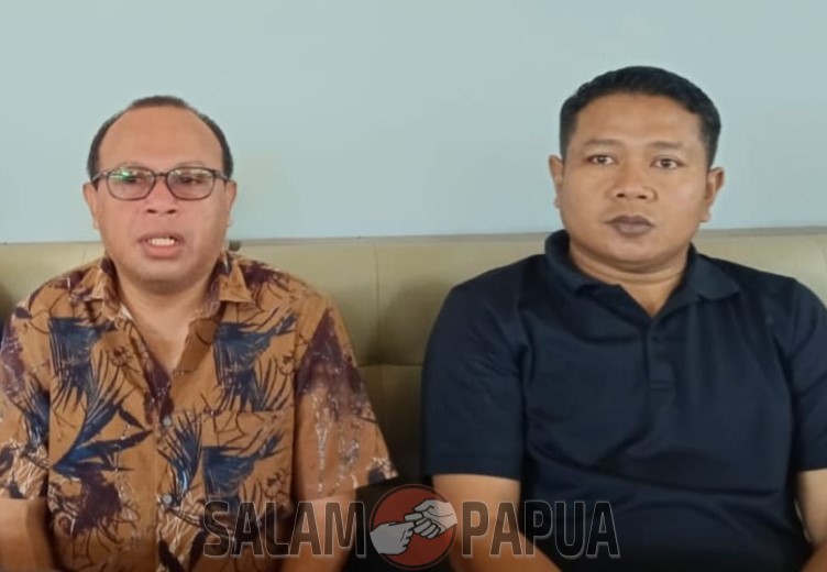 dr. Izak Yesaya Samay,Sp.KJ (baju batik), dokter yang memeriksa kejiwaan pelaku perusak patung Bunda Maria pada goa di Katedral Tiga Raja Timika dan Kapolres Mimika AKBP I Gede Putra (salampapua.com/Acik)