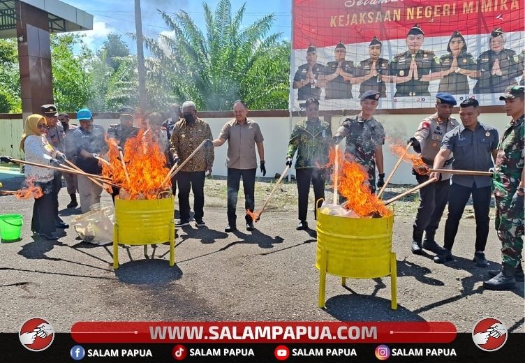 Disaksikan Bupati John Rettob, Kejari Mimika Musnahkan Ribuan Barang Bukti Perkara Pidana Inkracht