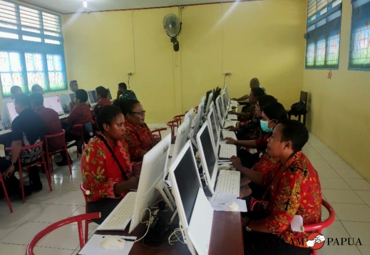 Pelaksanaan ujian kompetensi PNS di lingkup Pemkab Mimika yang digelar di SMPN 2 Timika (Foto:salampapua.com/Acik)