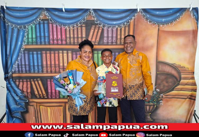 (dar kiri) Alberta Beanal, dan anaknya Billy Murib dan Jery Murib (Salampapua.com/Sianturi)