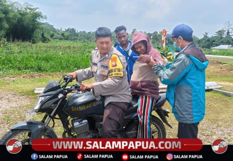 Ambulans Rusak, Bhabinkamtibmas Agimuga Evakuasi Ibu Hamil Pakai Motor Dinas