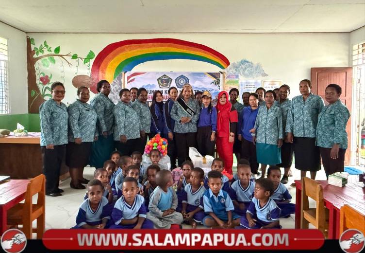 Bunda PAUD Nduga, Nyonya Replina Beon dan jajarannya menari bersama para guru dan anak-anak TK Giliad Kenyam pada kunjungan, Jumat (25/9/2026)(Salampapua.com/Dokumen Pribadi)
