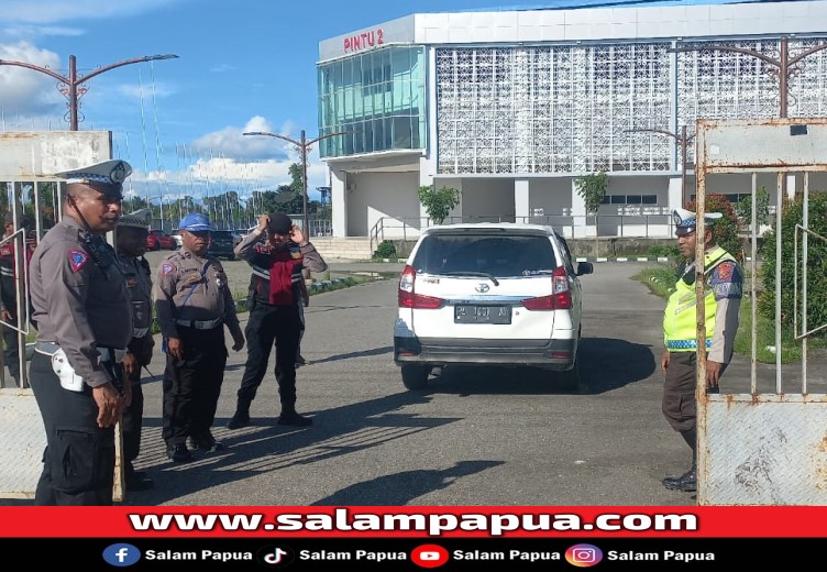 100 Personel Polres Mimika Jaga Rapat Pleno Penetapan Anggota DPRD