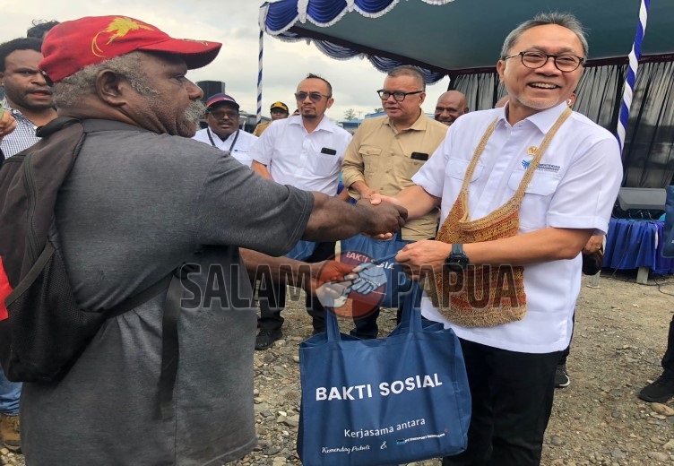 Mendag Zulkifli Hasan saat menyerahkan Bansos kepada salah satu warga Mimika (Foto:salampapua.com/Evita)
