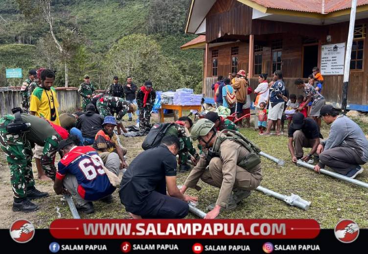 Lampu Solar Panel Terangi Kampung Arinkop, Warga Sambut Hangat Kehadiran Satgas ODC Dan TNI