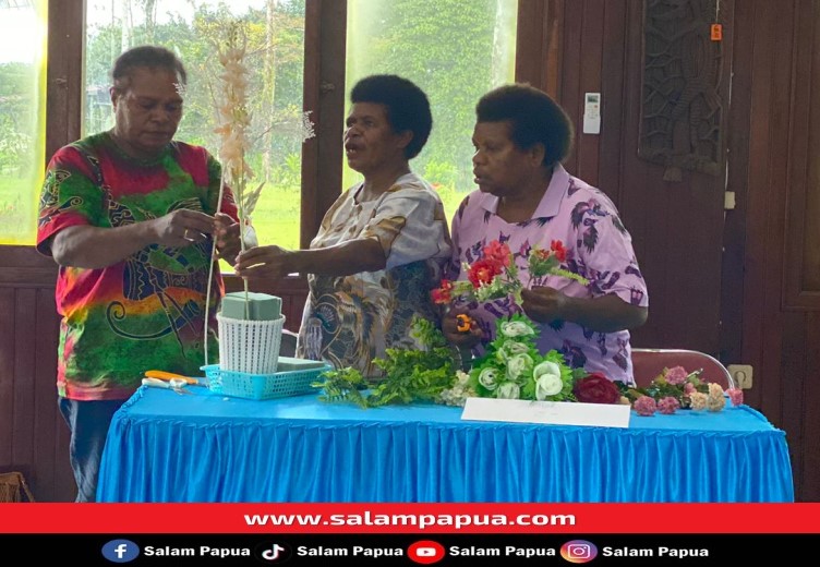 DP3AP2KB Gelar Lomba Merangkai Bunga Bagi Ibu-Ibu Pengurus Masjid Dan Gereja Se-Timika