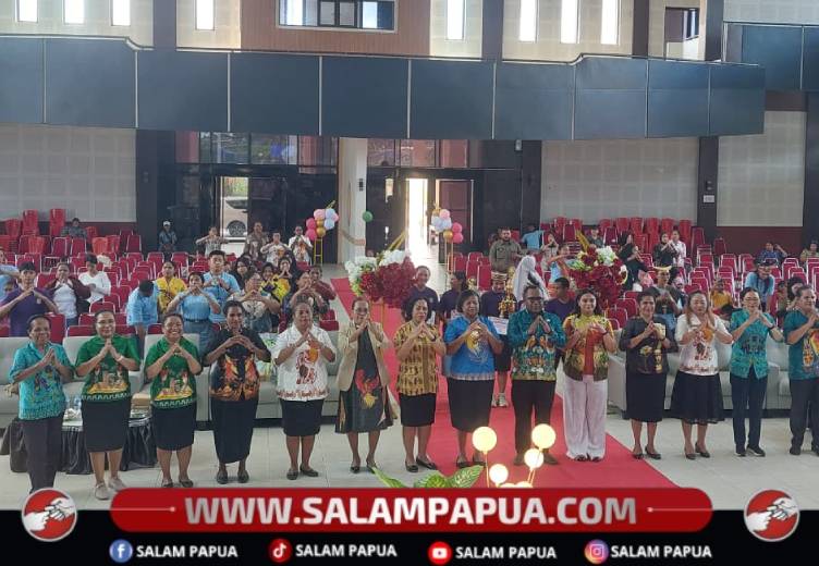 Foto bersama panitia dan peserta usai peringatan Hari Anak Nasional (HAN) ke-42 yang diselenggarakan Dinas Pemberdayaan Perempuan, Perlindungan Anak, Pengendalian Penduduk dan Keluarga Berencana (DP3AP2KB) Kabupaten Mimika di Gedung Emeneme Yauware, Timika, Kamis (23/7/2026)(Salampapua.com/Acik)