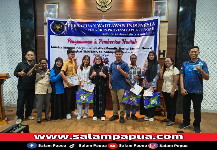 PWI Papua Tengah Serahkan Hadiah Kepada Pemenang Lomba Jurnalistik