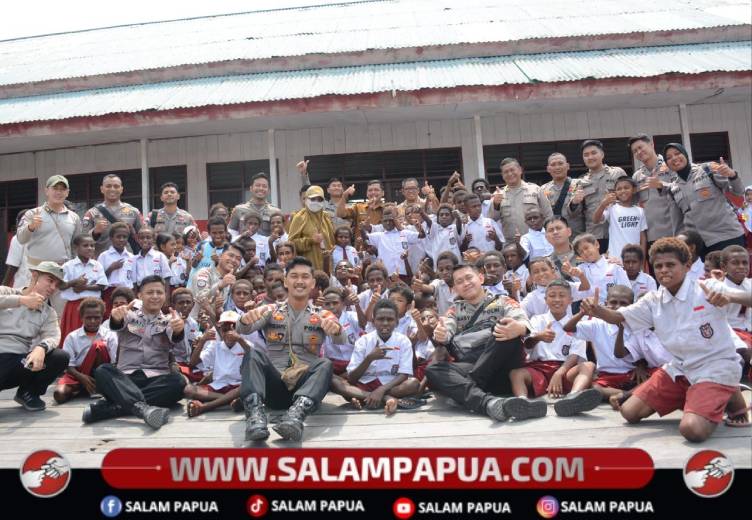 Satgas Damai Cartenz Bagikan Tas Dan Alat Tulis Untuk Masa Depan Papua