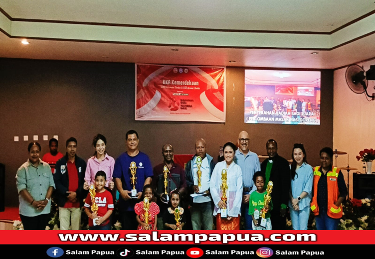 Manajemen PT Flour dan PT Petrosea mendampingi pemenang lomba Fashion Show anak dan lomba masak nasi goreng pria (Salampapua.com/Ebeth)