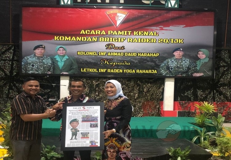 Penyerahan cenderamata dari media salampapua.com sebagai anak perusahaan PT Amiete Papua Group kepada Kolonel Inf. Ahmad Daud Harahap beserta istri (Foto:salampapua.com/Evita)