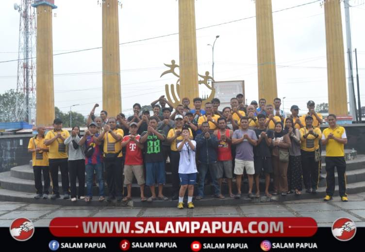 Green Policing Di Taman Gizi, Kapolda Papua Tengah Bersihkan Lingkungan Dan Dengarkan Curhat Warga