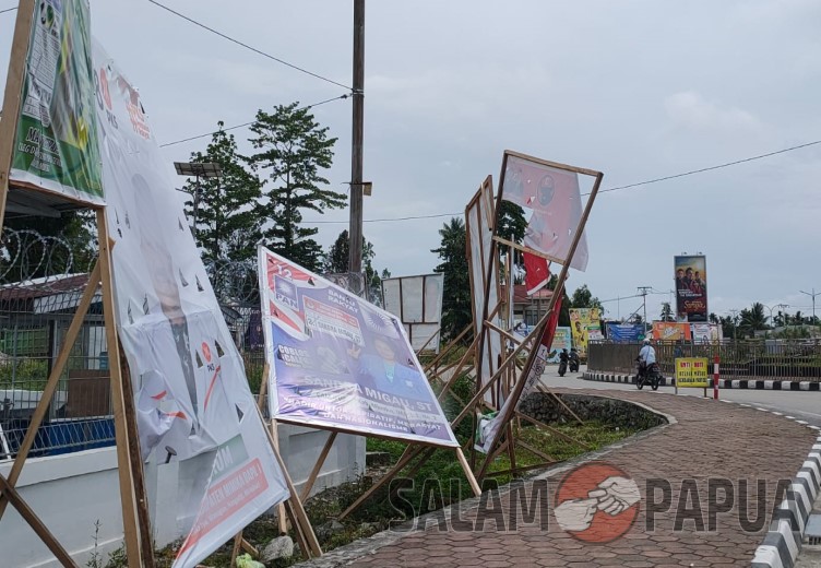 Banyak Spanduk Parpol Dan Caleg Di Timika Yang Rusak, Diduga Dilakukan OTK