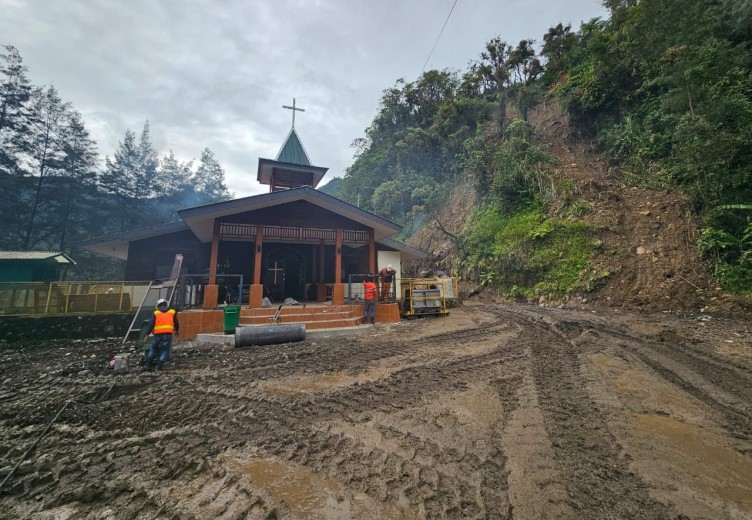 Freeport Bantu Bersihkan Dampak Longsor Di Sekitar Halaman Gereja Banti 2 Tembagapura