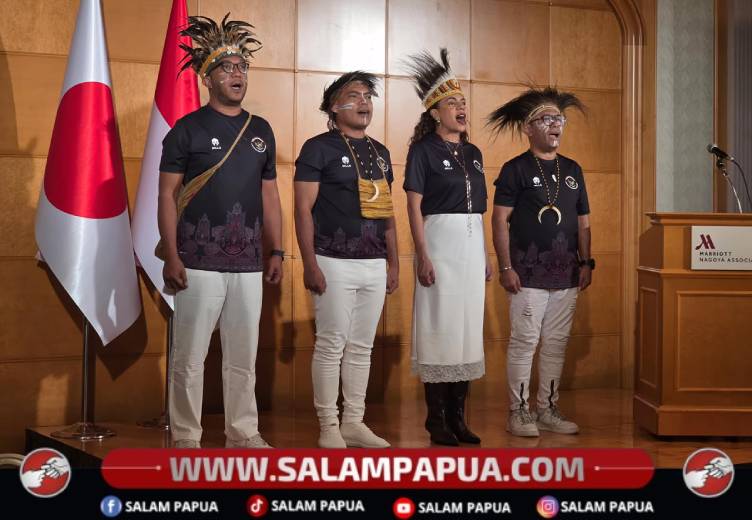 Penyanyi asal Papua Nowela Mikhelia bersama musisi Papua lainnya, Bona Pascal, Nobo Idol, Boii Soa Soa memimpin lagu kebangsaan Indonesia Raya dalam penyambutan kontingen Indonesia Asian Games 2026 Aichi-Nagoya, Nagoya (18/9/2026)(Salampapua.com/Dokumen Corcom PTFI)