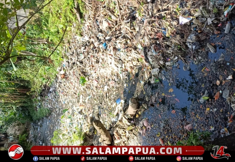 Warga Keluhkan Tumpukan Sampah Di Bawah Jembatan Kompleks Kelapa 2 Timika Tebar Aroma Busuk Menyengat