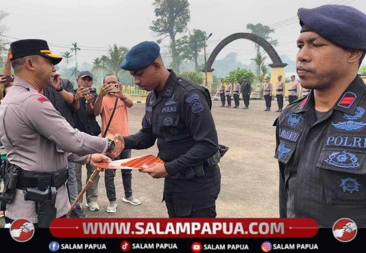 Dua Personel Pasbrimob III Mimika Terima Penghargaan Atas Pengungkapan Kasus Penganiayaan Berat