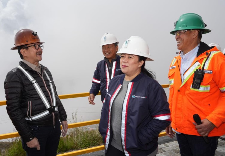Ketua DPR RI Puan Maharani (kedua kanan), Menteri ESDM Arifin Tasrif (belakang) didampingi oleh Presiden Direktur PTFI Tony Wenas (kiri) bersama Senior Manager Grasberg Earthworks I Nengah Giri (Kanan) saat mengunjungi area tambang terbuka Grasberg di Tembagapura, Kabupaten Mimika, Provinsi Papua Tengah, Minggu (10/12/2023) (salampapua.com/Foto Corp.Comm PTFI)