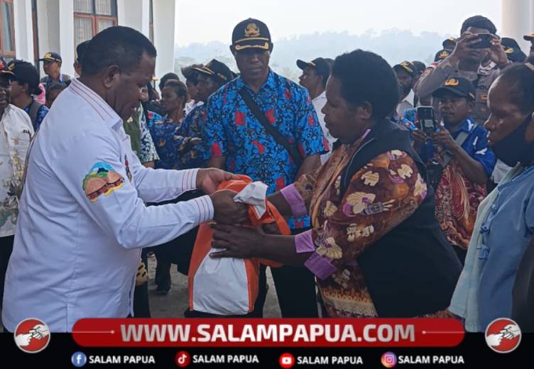 Bupati Nduga, Yoas Beon, SIP menyerahkan secara simbolis bantuan BNPB kepada perwakilan masyarakat terdampak El Nino di di Posko Induk Penanggulangan Perubahan Iklim El Nino, Kenyam, Kamis (10/9/2026)(Salampapua.com/Elea Worom)