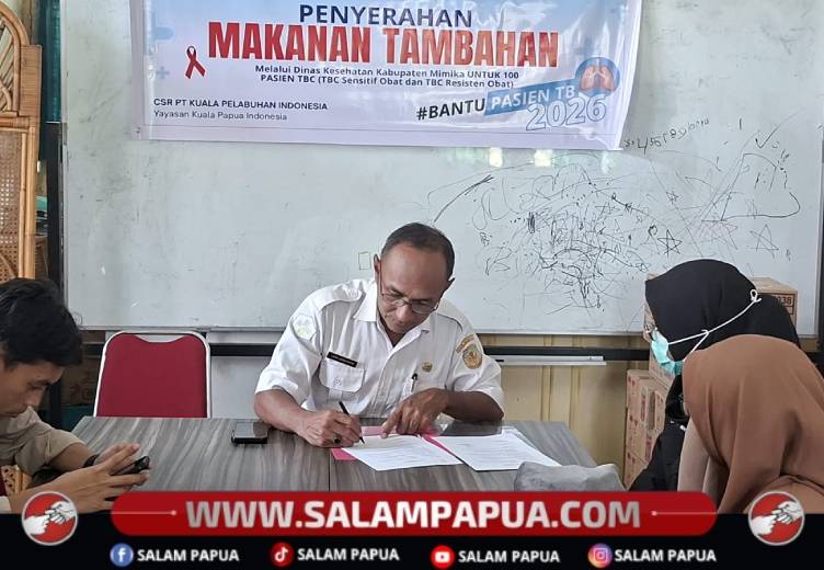 Kabid P2P Dinkes Mimika, Linus Dumatubun menandatangani berita acara penyerahan bantuan disaksikan Novia dari CSR PT Kuala Pelabuhan Indonesia melalui Yayasan Kuala Papua Indonesia di Kantor Bidang P2P Dinkes Mimika Kilometer 7 Kamoro Jaya, Timika, Rabu (30/9/2026)(Salampapua.com/Sianturi)