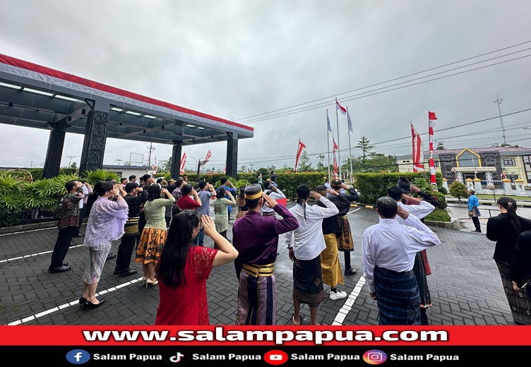 Peringati HUT Ke-79 RI, Swiss-Belinn Timika Gelar Upacara Bendera Dengan Kostum Adat Nasional