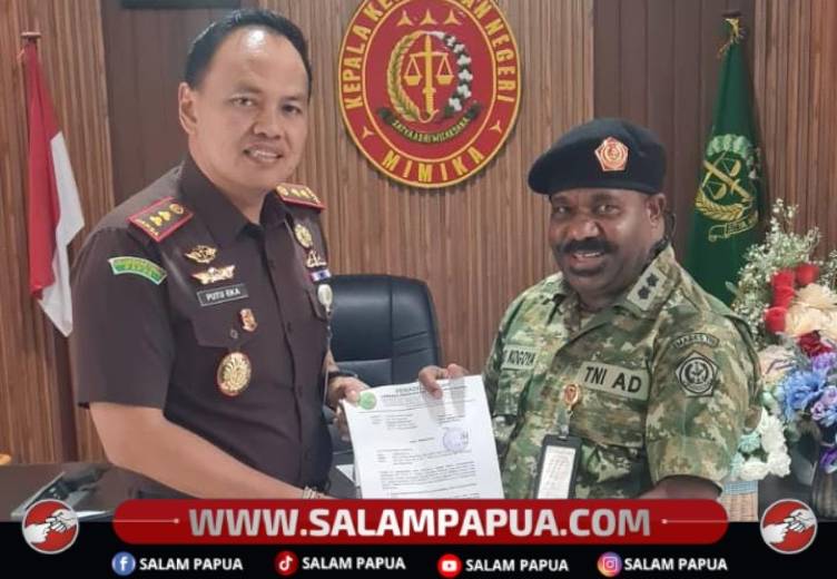 Lenis Kogoya Serahkan Pengaduan Masyarakat Adat Ke Kejari Mimika Soal Besi Scrap