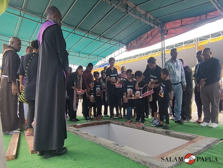 PROSESI PEMAKAMAN ALMARHUM THOM BEANAL BERLANGSUNG KHIDMAT