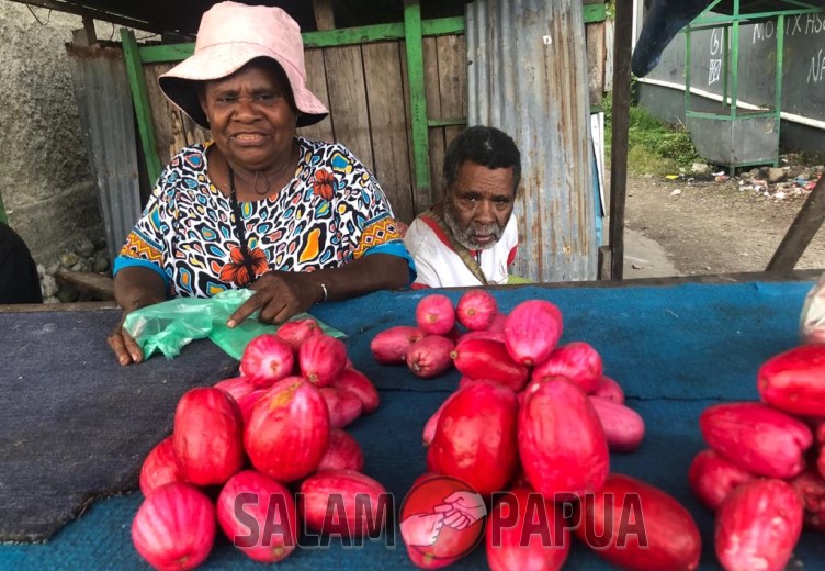 Mama Novi: Lebih Baik Duduk Berjualan Daripada Duduk Santai Di Rumah