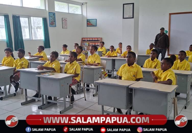 Suasana belajar para siswa Sekolah Asrama Taruna Papua (SATP) di Kelas Internasional dimana para guru dan siswa berinteraksi dalam Bahasa Inggris pada proses pembelajaran, Selasa (8/9/2026)(Salampapua.com/Sianturi)