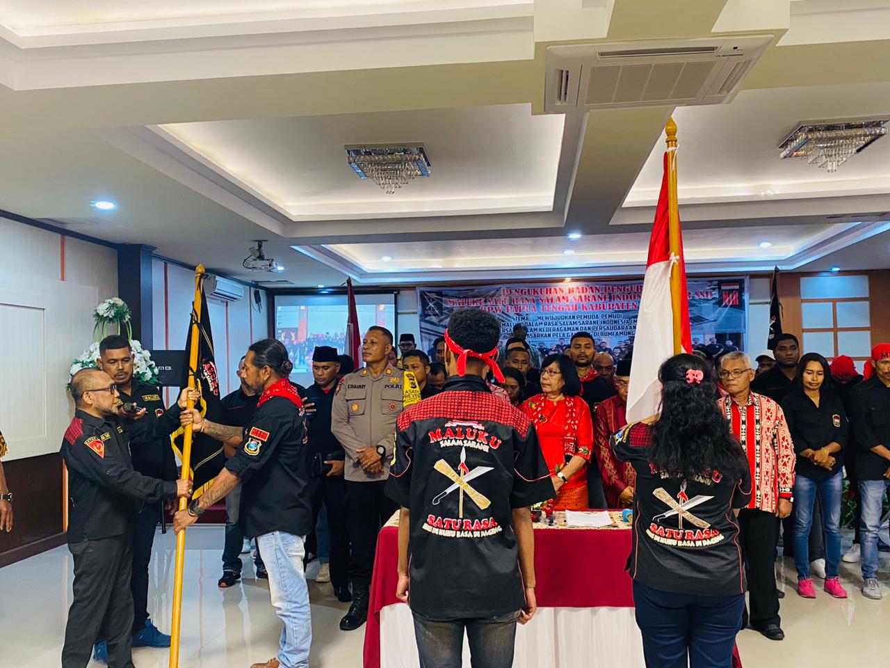- Penyerahan bendera petaka (Foto:Salampapua.com/Evita).