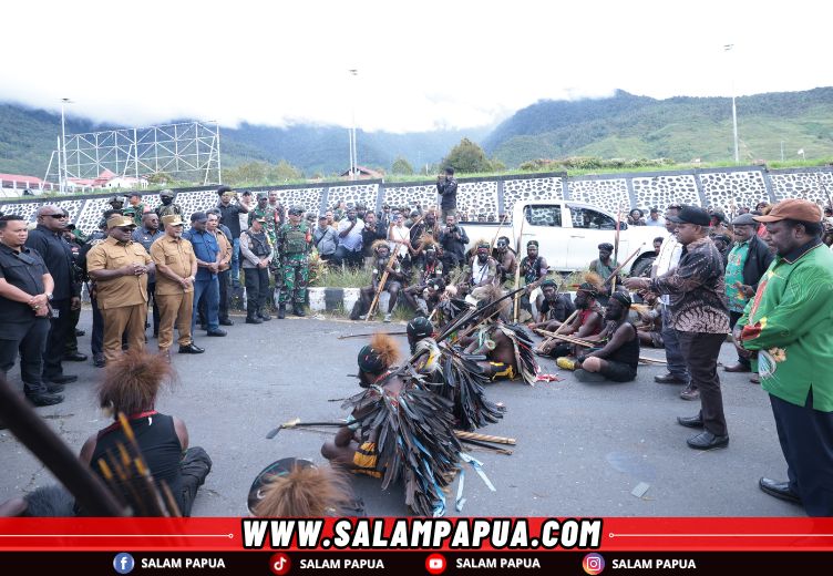 Puncak Jaya Berdamai Dalam Ritual Adat Belah Kayu Doli, Gubernur Papua Tengah: Puji Tuhan!