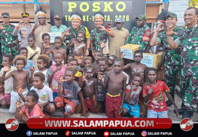 Foto bersama Wasev TMMD ke-128 yang dipimpin Brigjen TNI Jimmy Watuseke, SIP dengan rombongan dan anak-anak di Kampung Keakwa, Jumat (1/5/2026)(Salampapua.com/Sianturi)