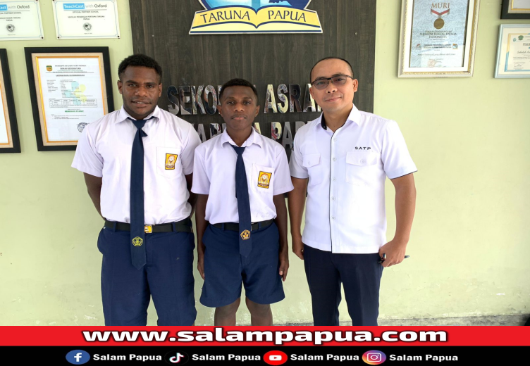 Yohanes Keiya Dan Vicky Beanal Dari SMP SATP Juara Porseni Sains Matematika Se-Mimika