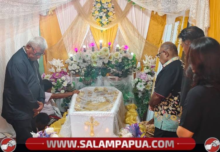 Bupati Bersama Wabup Mimika Melayat Ibunda Ketua DPRK Mimika Berlinda Kemeyau
