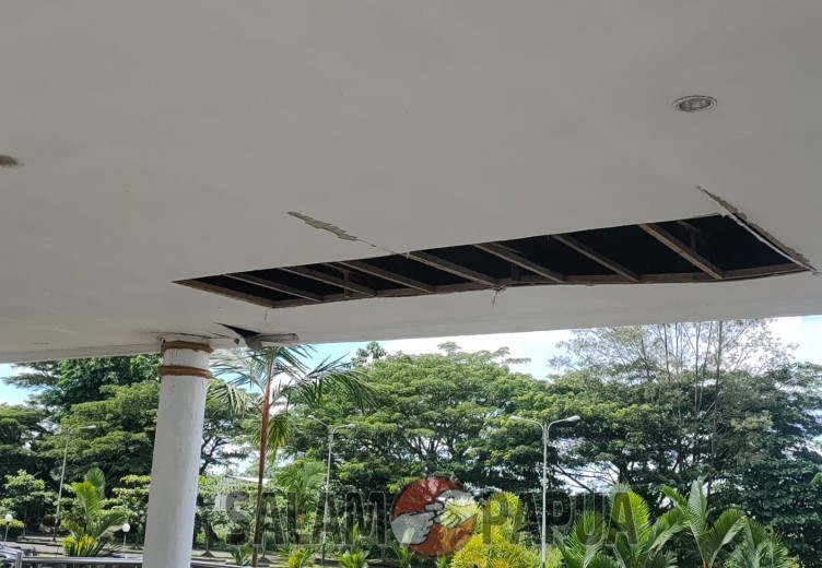 Plafon Dan Fasilitas Umum Gedung DPRD Mimika Banyak Yang Rusak