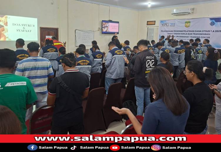 Direksi Amiete Papua Group, Randy Manurung memimpin doa berkat pada ibadah bersama di Gedung Serbaguna Magdalena, Kompleks Waanal Coffee & Resto SP3, Jumat (19/9/2025) (Salampapua.com/Sianturi)