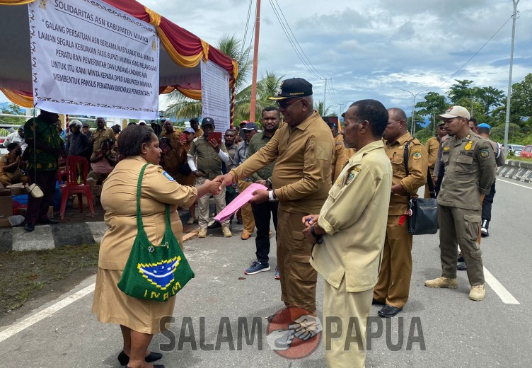 Temui Para ASN Yang Menggelar Aksi Demo, Wabup John Rettob Sebut Klarifikasi Kepegawaian Ke BKN Tidak Masuk Akal