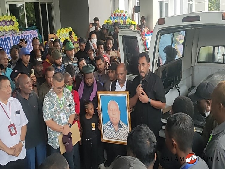 MANAJEMEN FREEPORT INDONESIA JEMPUT JENAZAH THOM BEANAL DI TIMIKA DAN BERIKAN PENGHORMATAN TERAKHIR